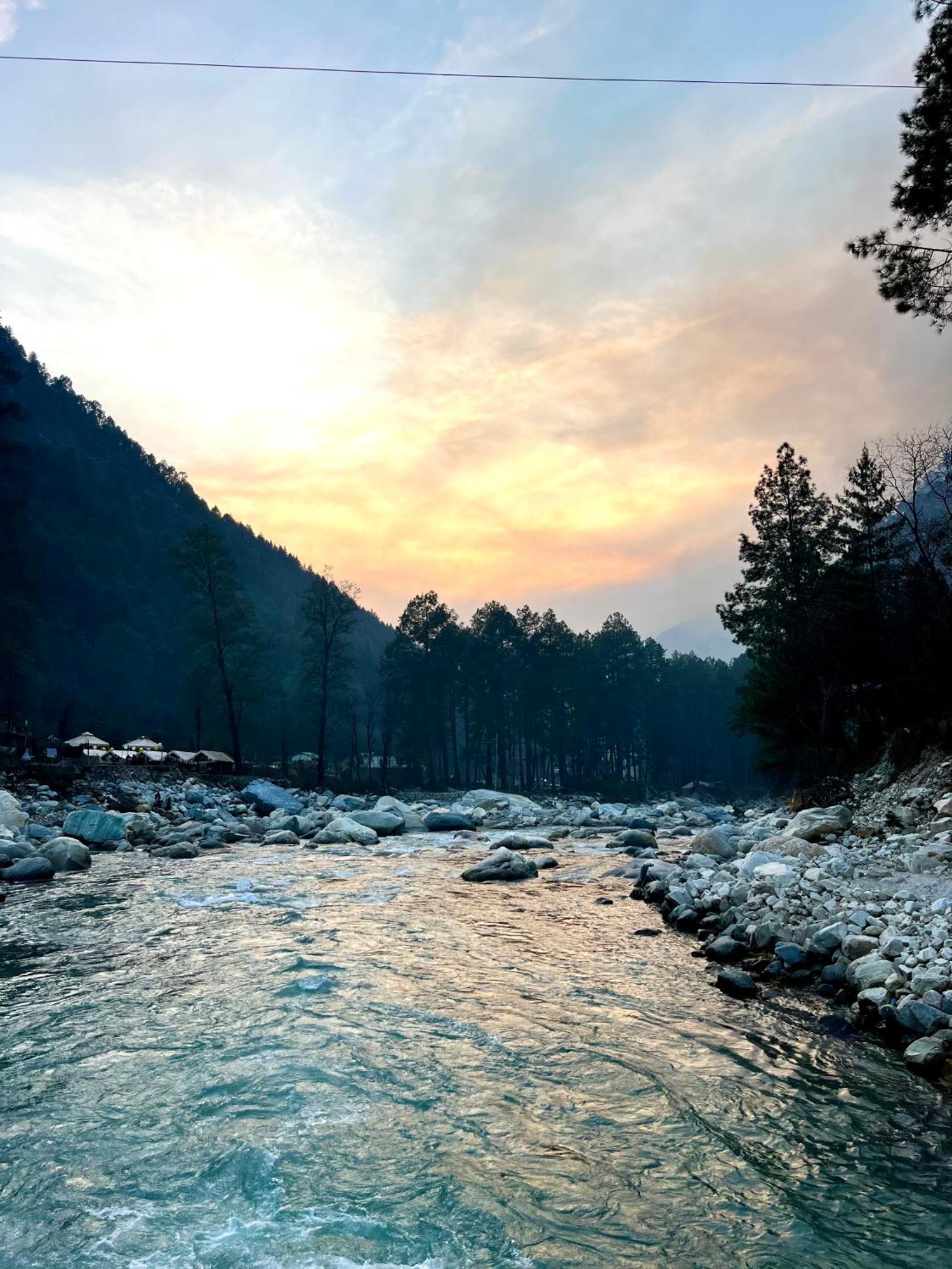 Hotel Adinova Kasol Buitenkant foto